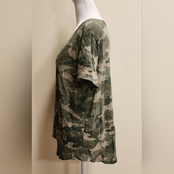 Old Navy EveryWear Green Camo V-Neck T-Shirt for Women Size Large - Picture 4 of 10